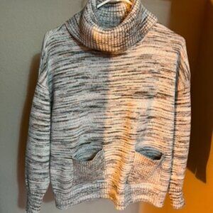 Loft Turtleneck with front pockets MEDIUM